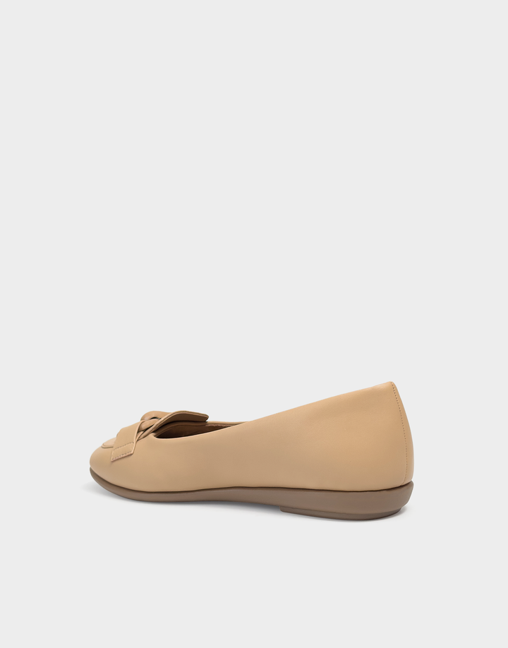 Front view of the Aerosoles Bell Beige Bisque dress sandal with a wide front strap and supportive platform base.